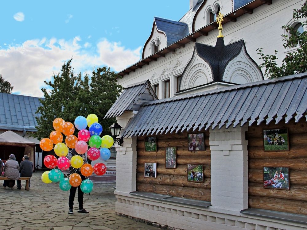 На подворье