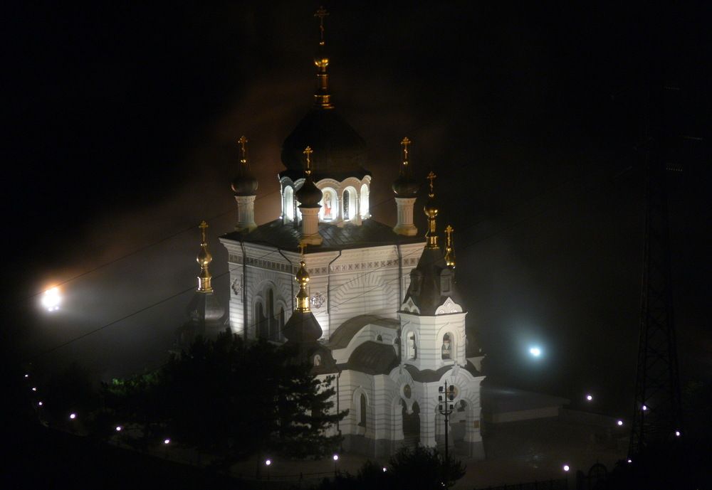Форос. Церковь в тумане на обрыве