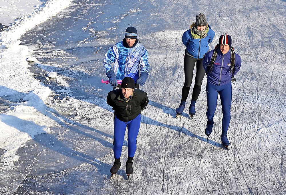 Trainen voor de Elfstedentocht op de schaats in Leeuwarden