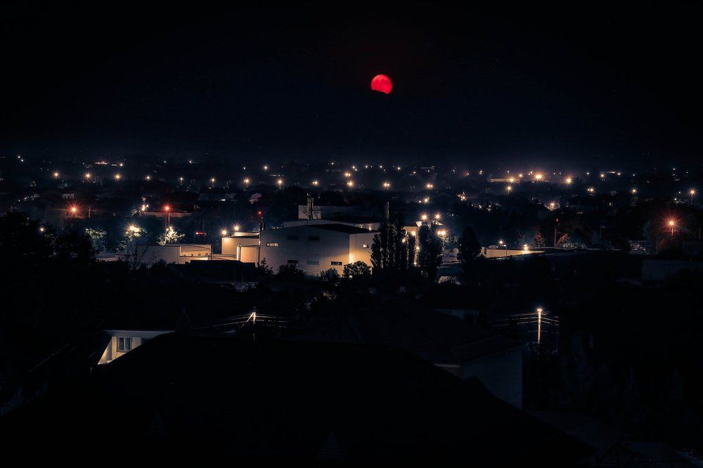 Красная луна за горой и ночной карасу