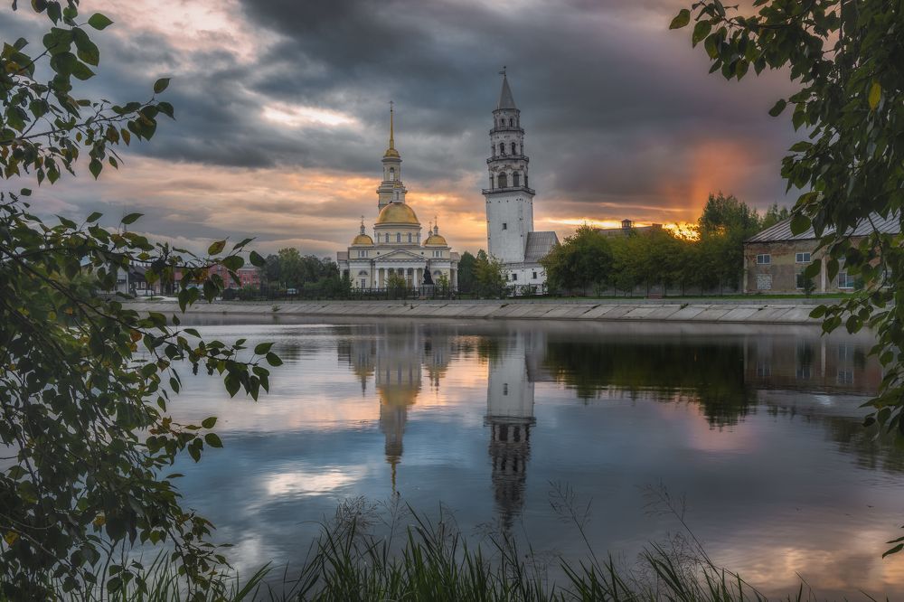 Наклонная башня Демидовых и Спасо-Преображенский собор (Невьянск, Свердловская область)
