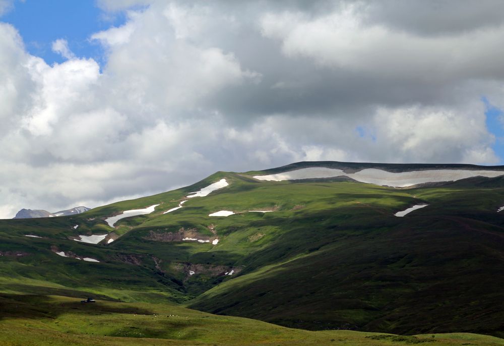 У подножия гор