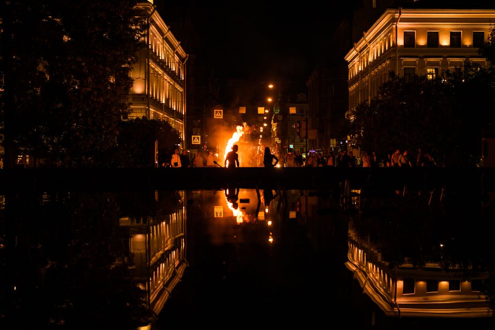 Fire show of the evening city.