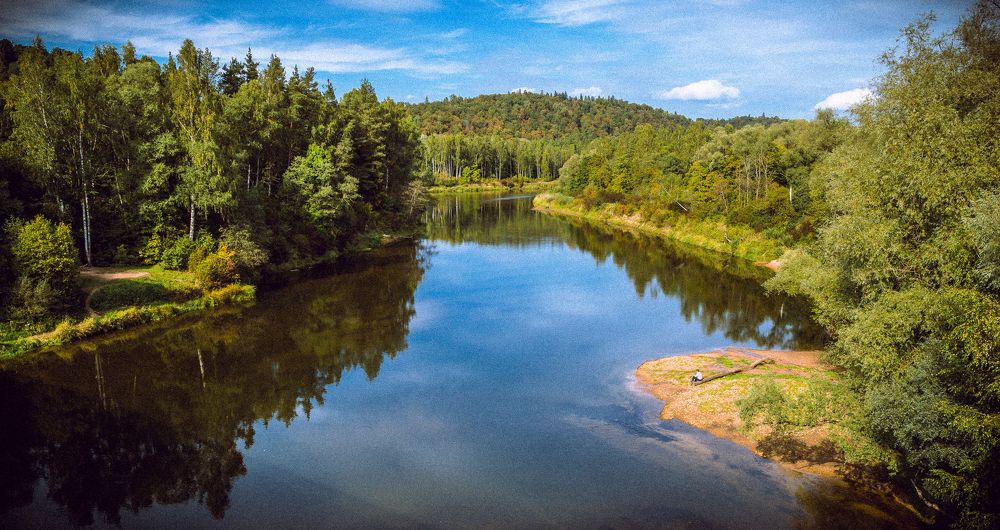 Человек у реки