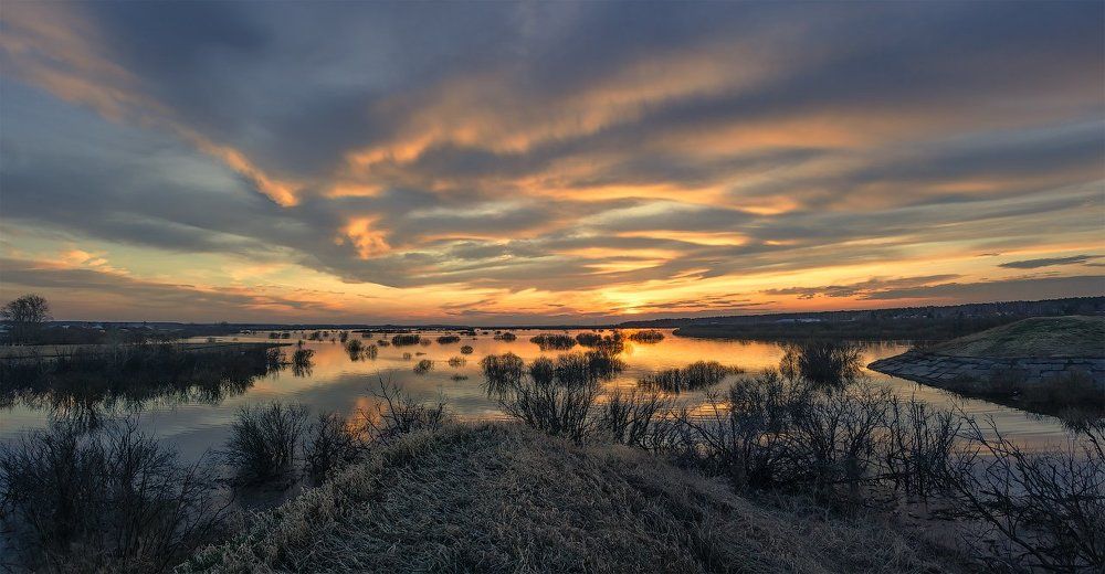 на фоне заката