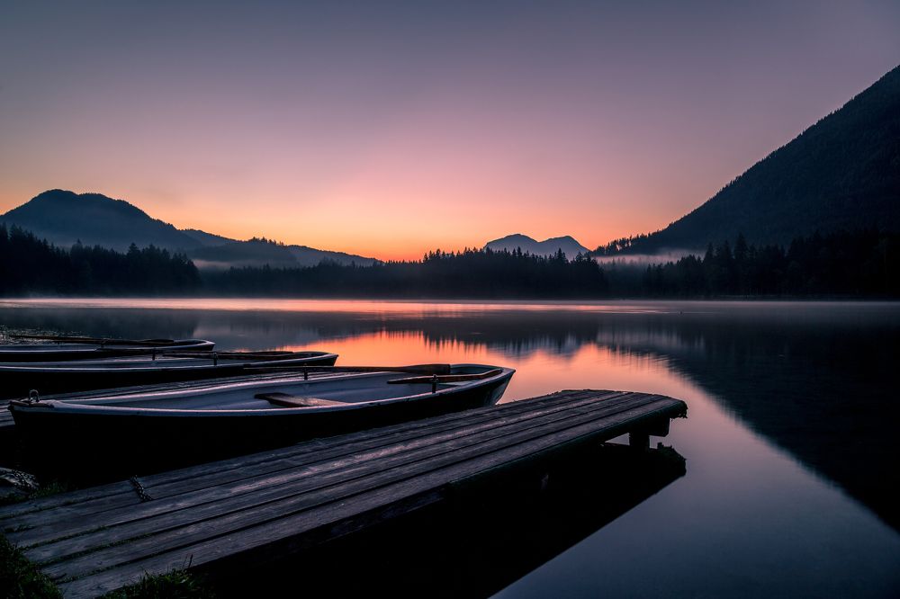Рассвет на берегу озеро