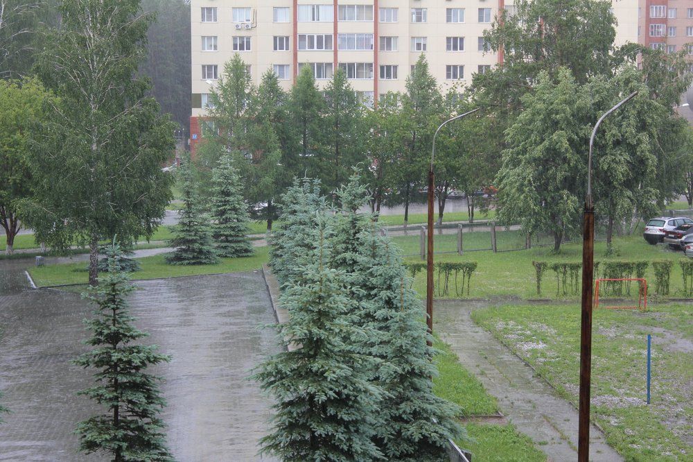 Град в начале лета.