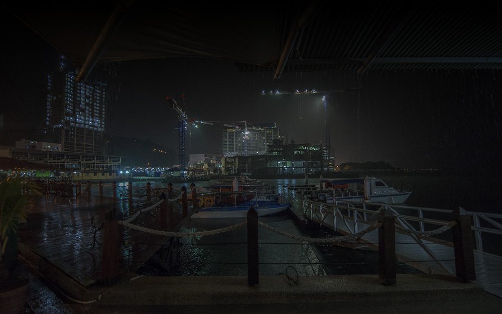 на причале в дождь