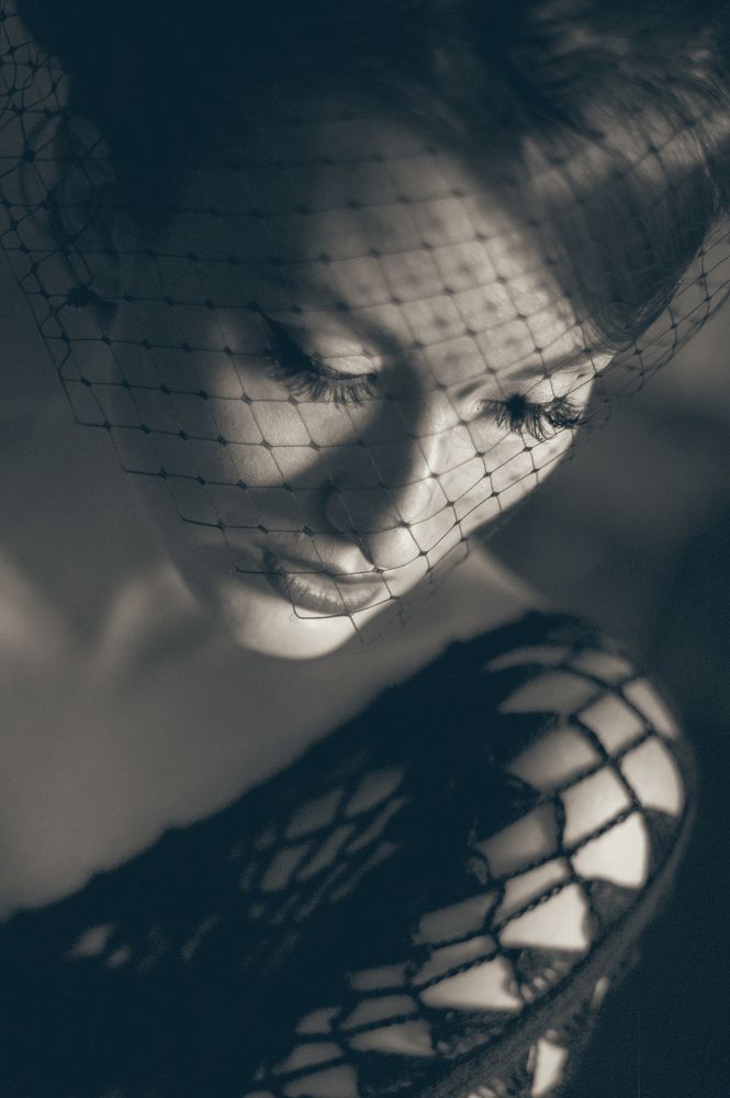 Под черной маскою вуали...