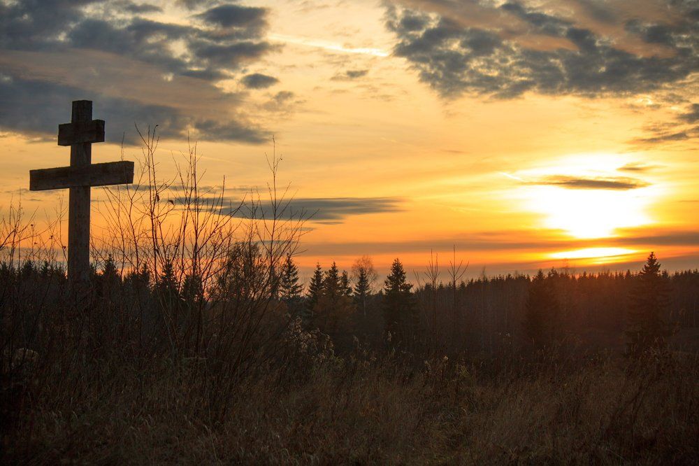 Закат у развалин Троицкой церкви в д. Пятая Гора