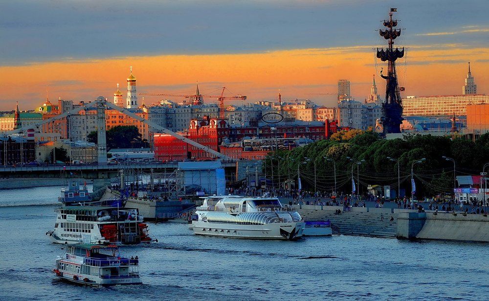 ЗАКАТ  НА  МОСКВЕ  РЕКЕ .