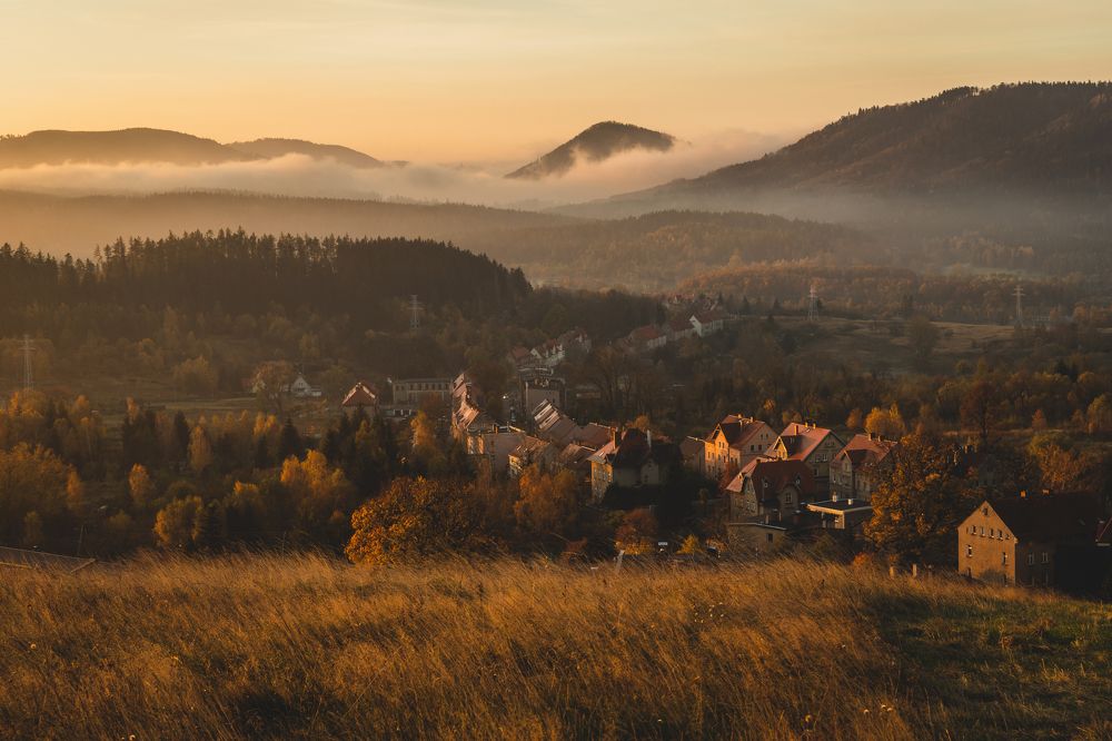 Miasto w górach o wschodzie słońca