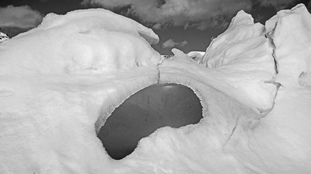 Ледяная фигура созданная природой.