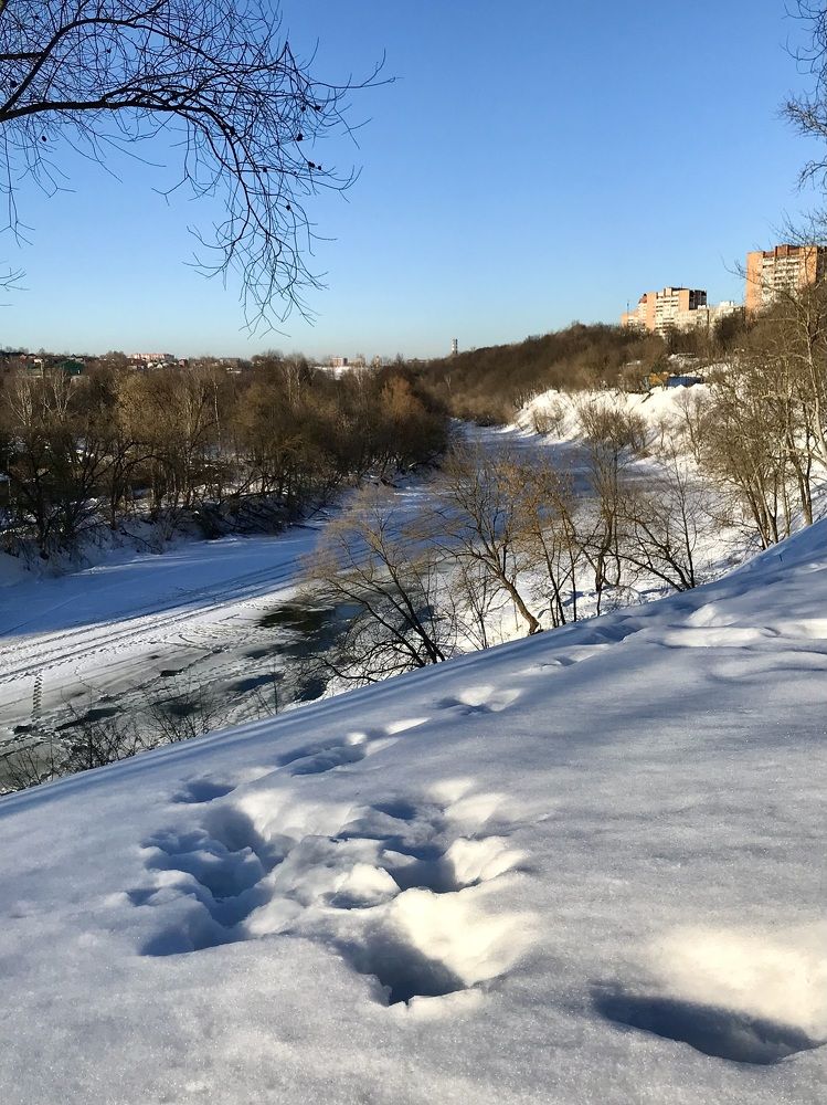 Дома на высоком берегу реки