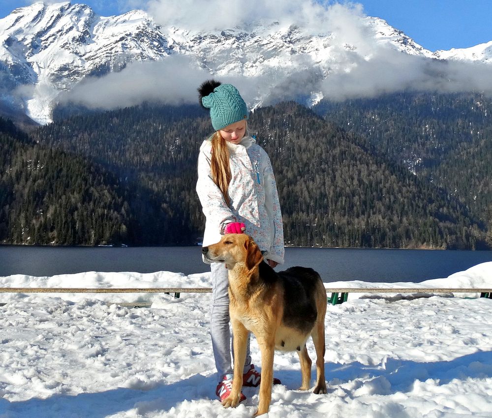 Девочка на озере Рица