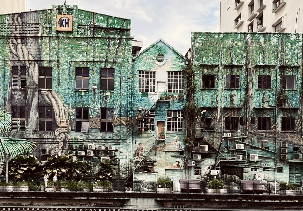 Пустые улицы шумного города