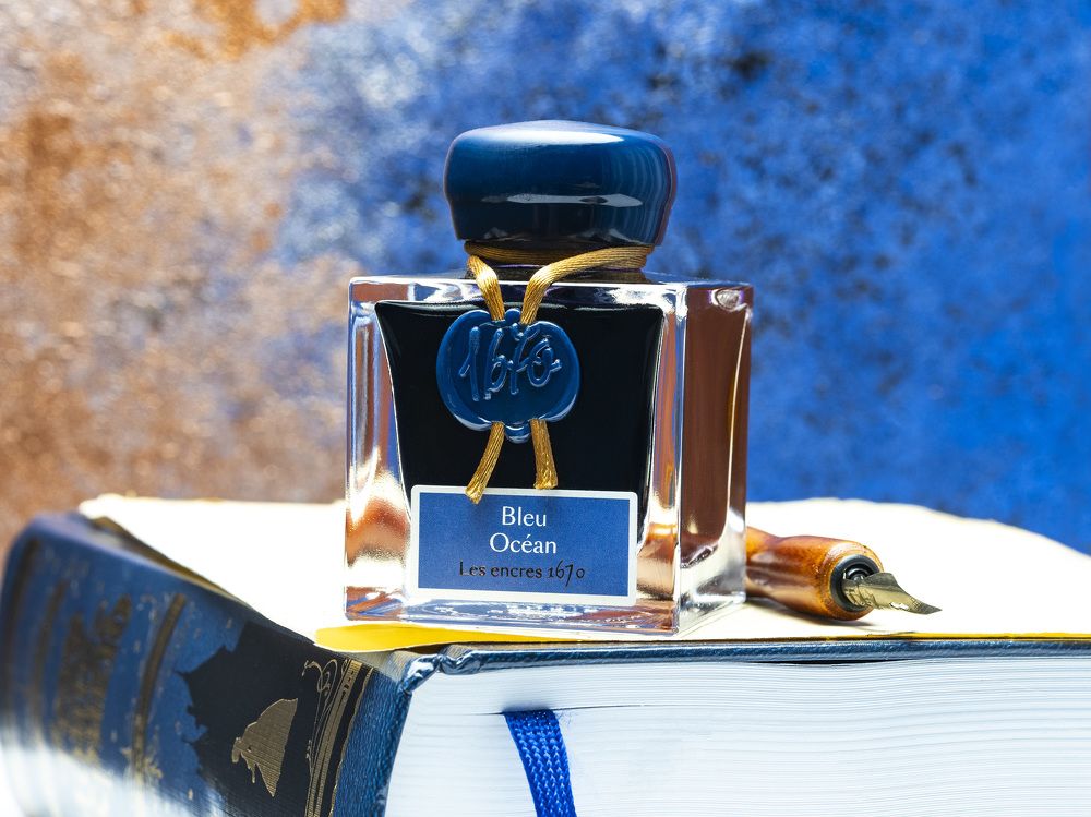 Синим по белому.