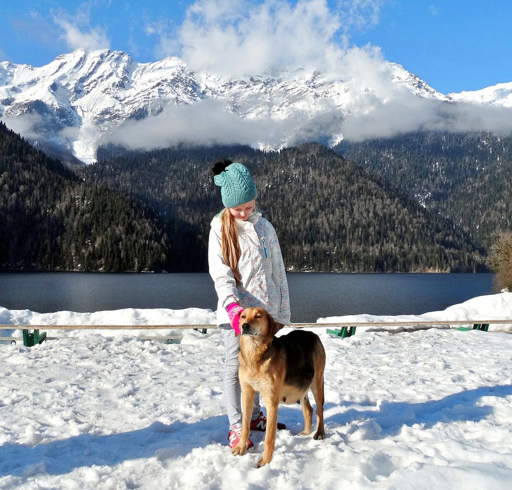 На фоне Кавказских гор