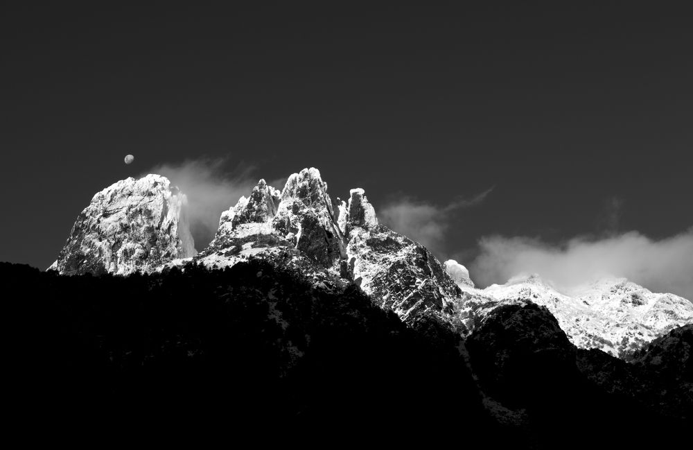 Luna asomando en las montañas nevadas de Chile