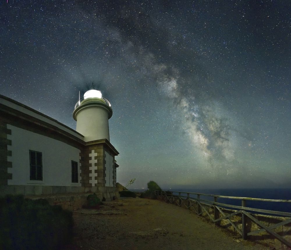 Interstellar lighthouse