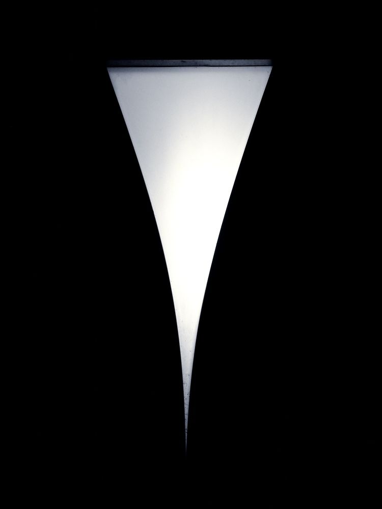 Узкий треугольник света.