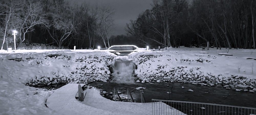 Водопад Хрустальный в городском парке "Голубое озеро"