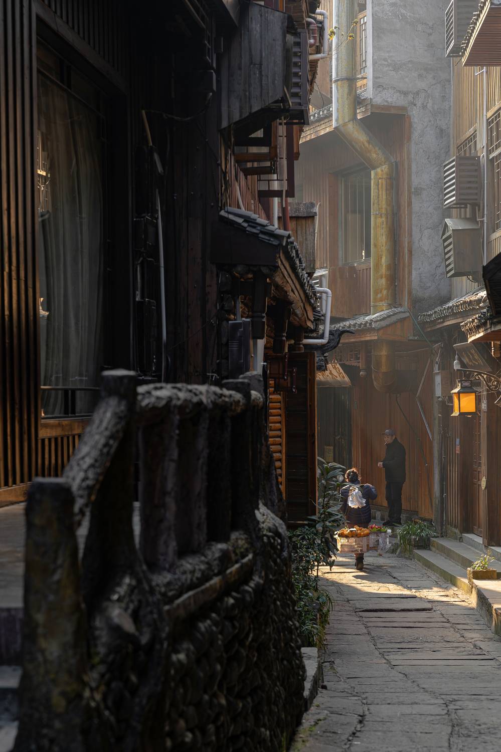 Торговка фруктами на утренних улочках Фэнхуана