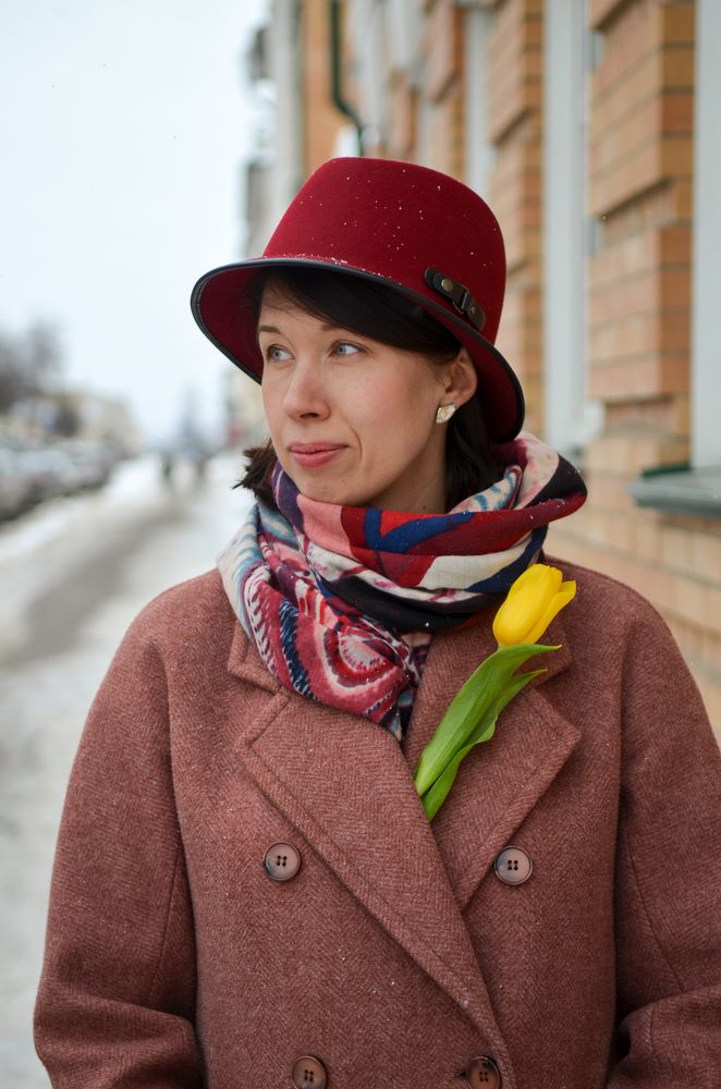 Девушка с тюльпаном