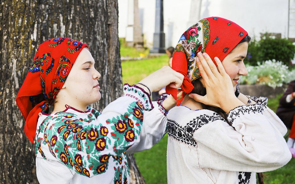 The girls are getting ready for the Csango mass