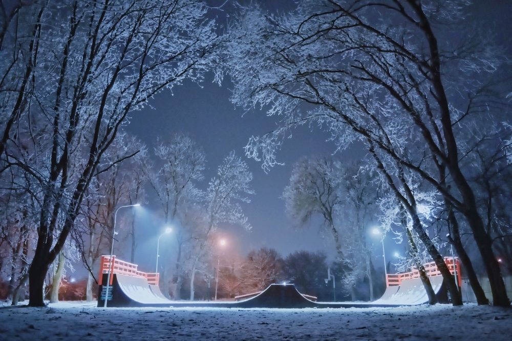 Скейт-площадка в ночном свете