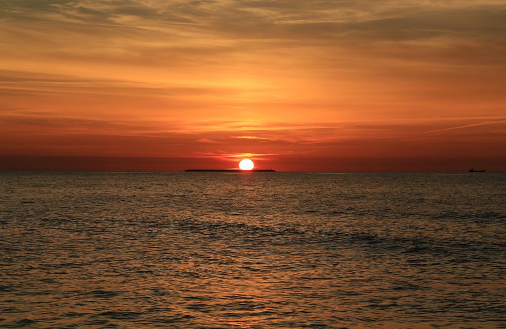 Красное яблоко заката