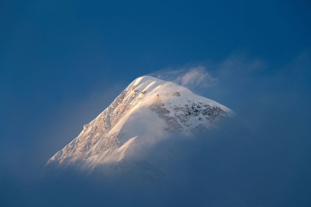 Гора Пумори в Непале на закате