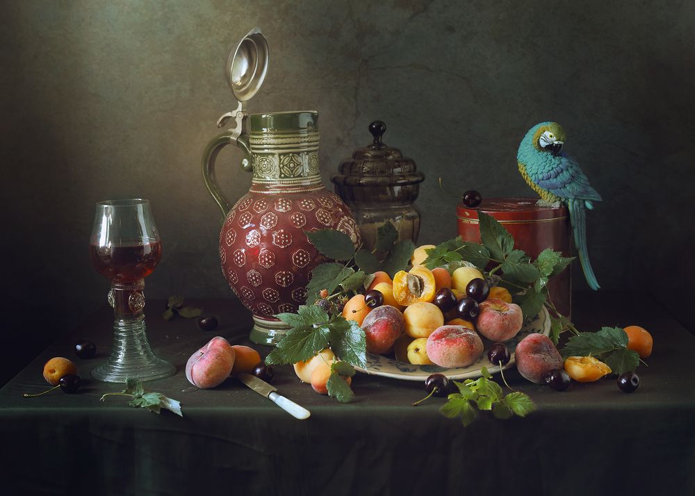 С фруктами и попугаем