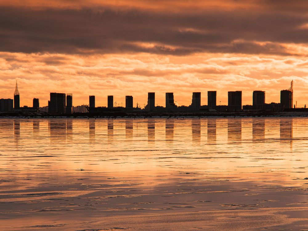 Между небом и рекой.