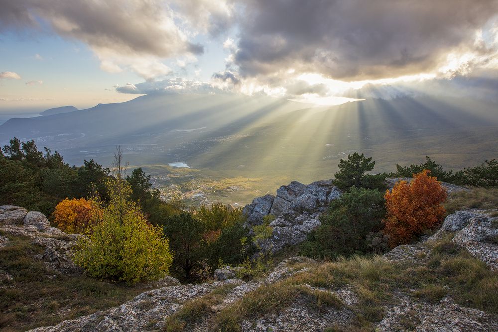 Лучи над Лучистым.