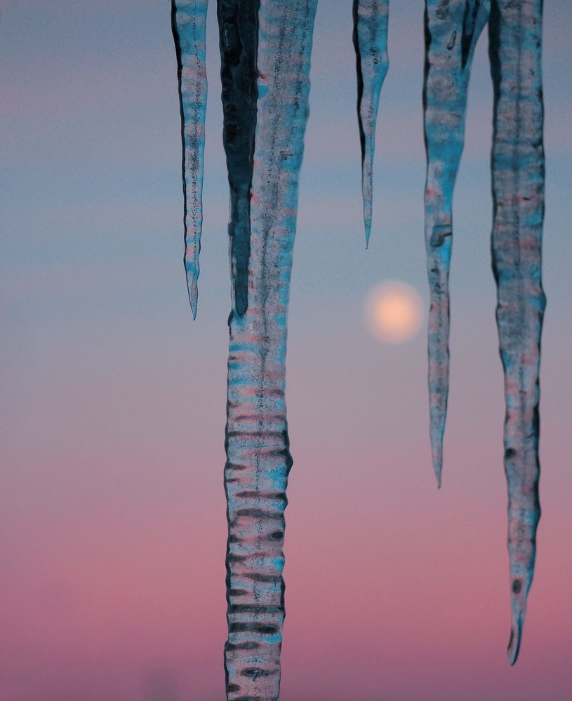 Луна и сосульки..