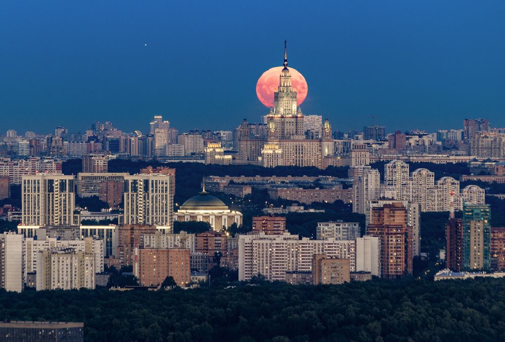 Луна над ГЗ МГУ