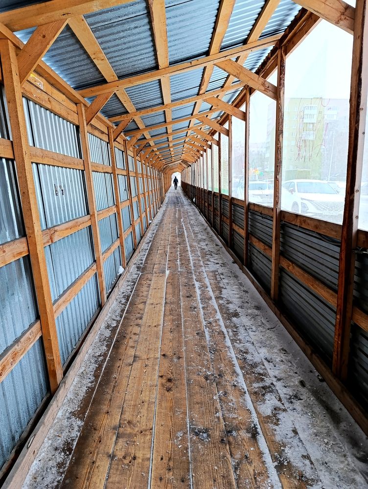 Уходя́щий в даль...