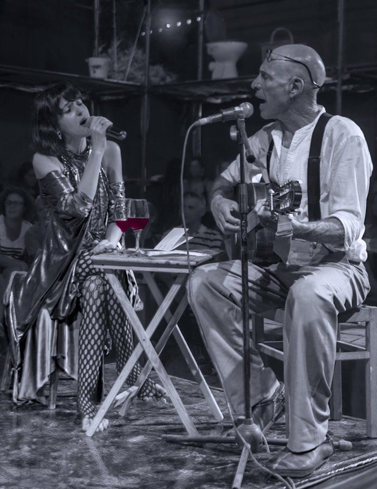 Храни его на письменном столе...