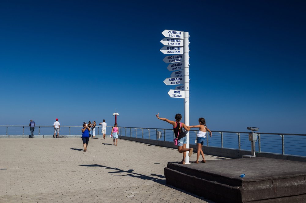 Указатели на вершине горы