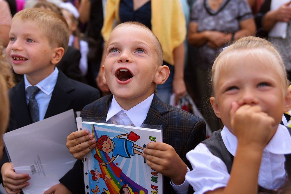 Миша идет в школу. Первое сентября.