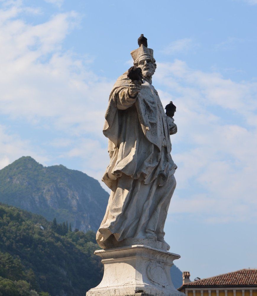 Святой и голуби