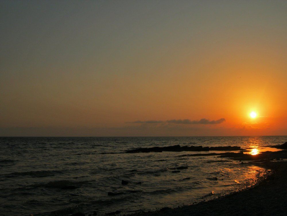 На небе только и разговоров, что о море и о закате.