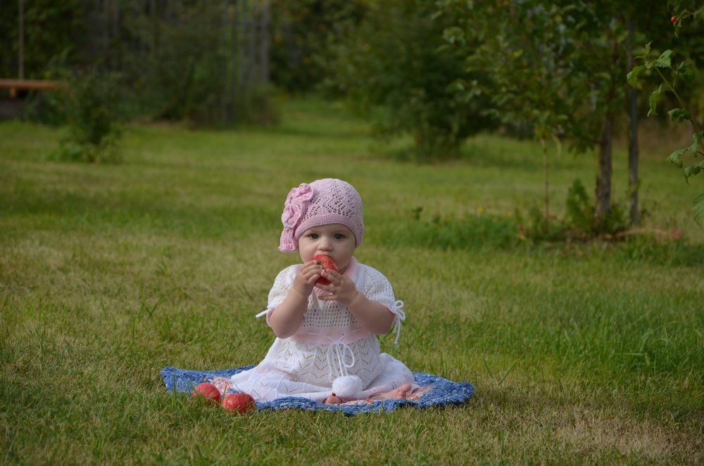 Малышка с яблоком
