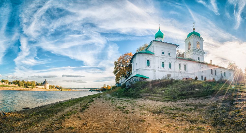 Передо мною монастырь. Раскинулся он ввысь и вширь...