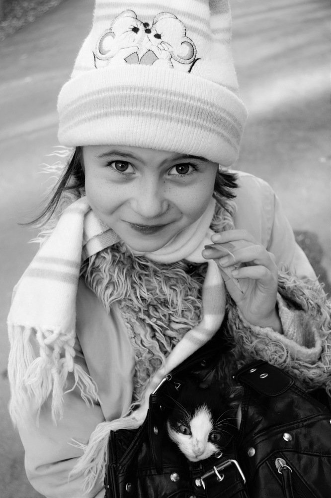 Девочка с котенком