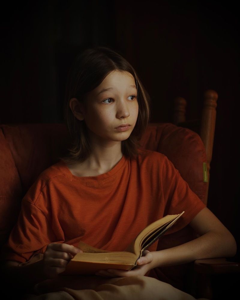 Девочка с книгой