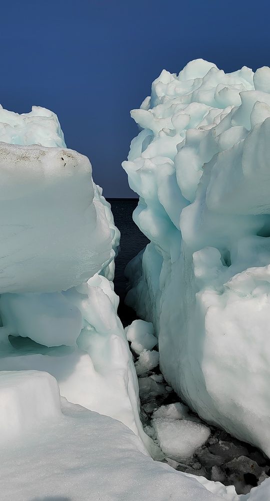 Ледяные торосы Охотского побережья.