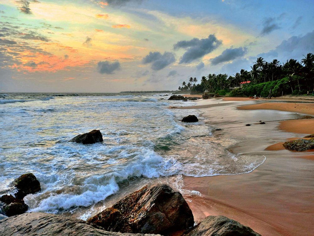 День клонился к вечернему окрасу неба