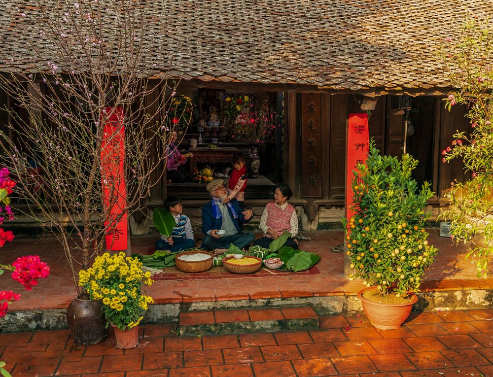 The wrapping of "chung cake" (the cake traditional in vietnam) in Tet holiday